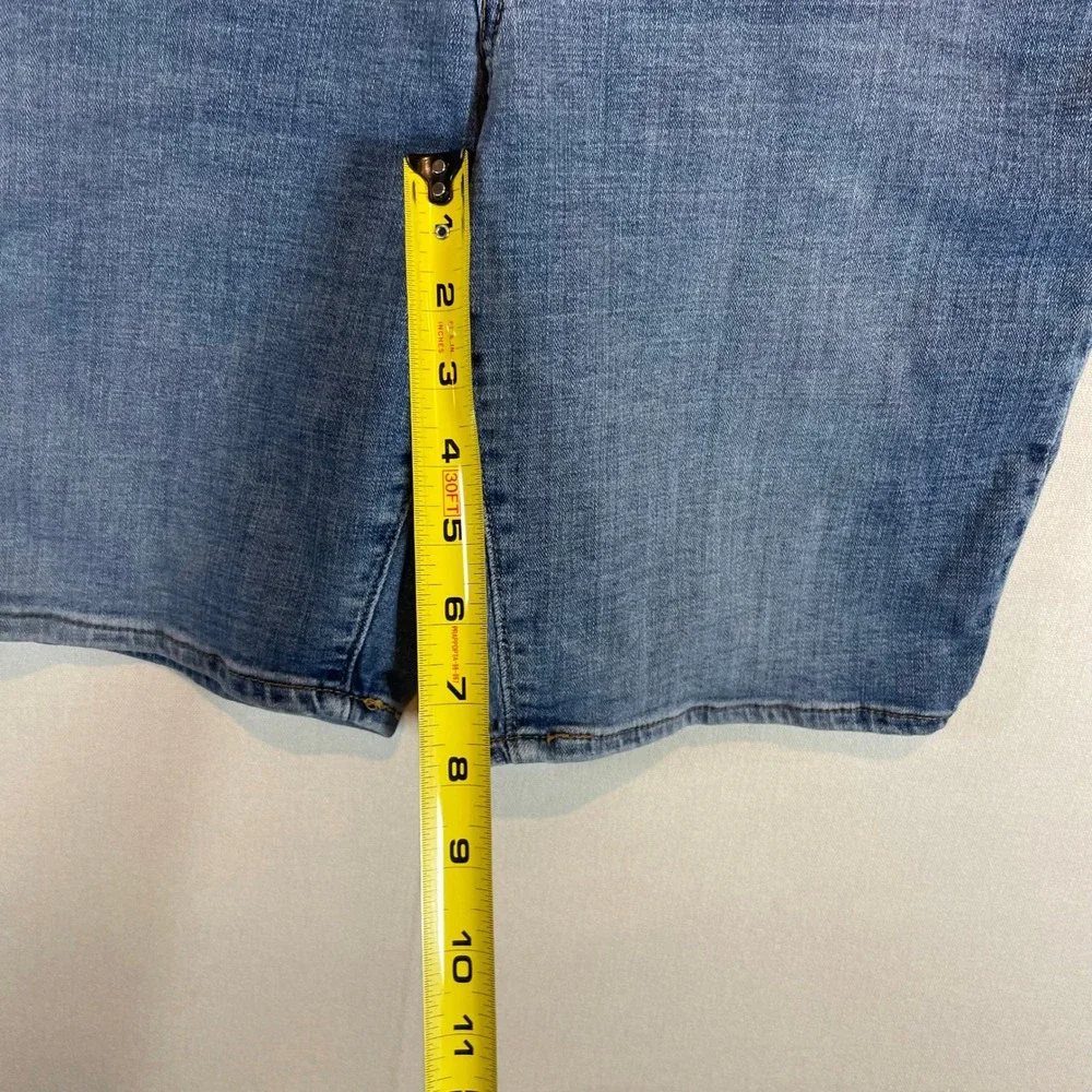 Levi Strauss Co Bermuda Shorts Women's‎ Blue Denim Mid Rise - Size 31